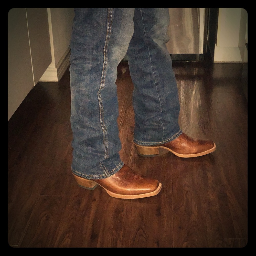 Men’s Ariat cowboy boots, like new, size 12D w/box